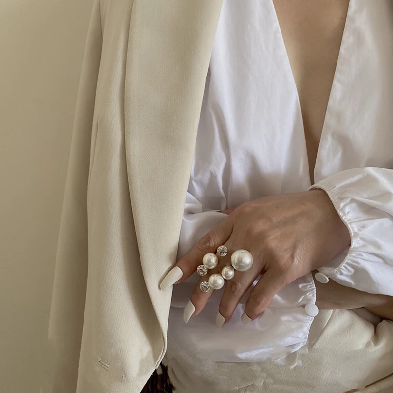 Elegantne Retro Sijoče Kristalno Nosorogovo Nezakonitih Čar Obroč Oversize Multi Pearl Obroči Za Ženske Lady Poročni Nakit