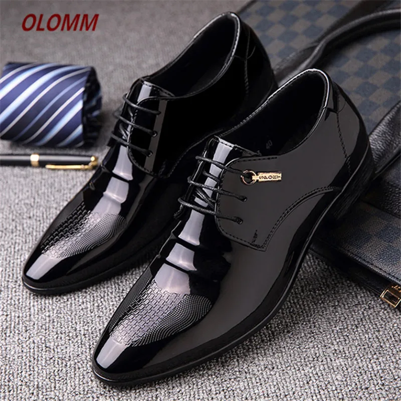 Novo prišli mens lakastega usnja čevlji moški obleko čevlje čipke Konicami prstov poroka, Poslovni Black Brown Moških Formalno Čevlji