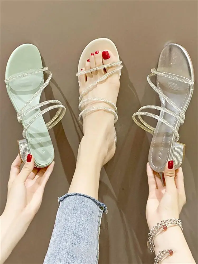 Sandali 2021 poletje nov slog korejski moda mid-pete copate all-ujemanje lepe nosorogovo ženskih čevljev, ki lahko nosili zunaj